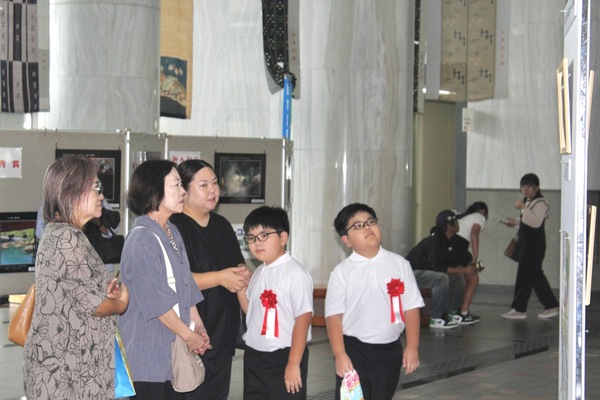 表彰式会場での作品展⽰
