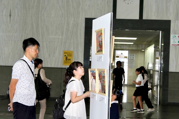 表彰式会場での作品展⽰